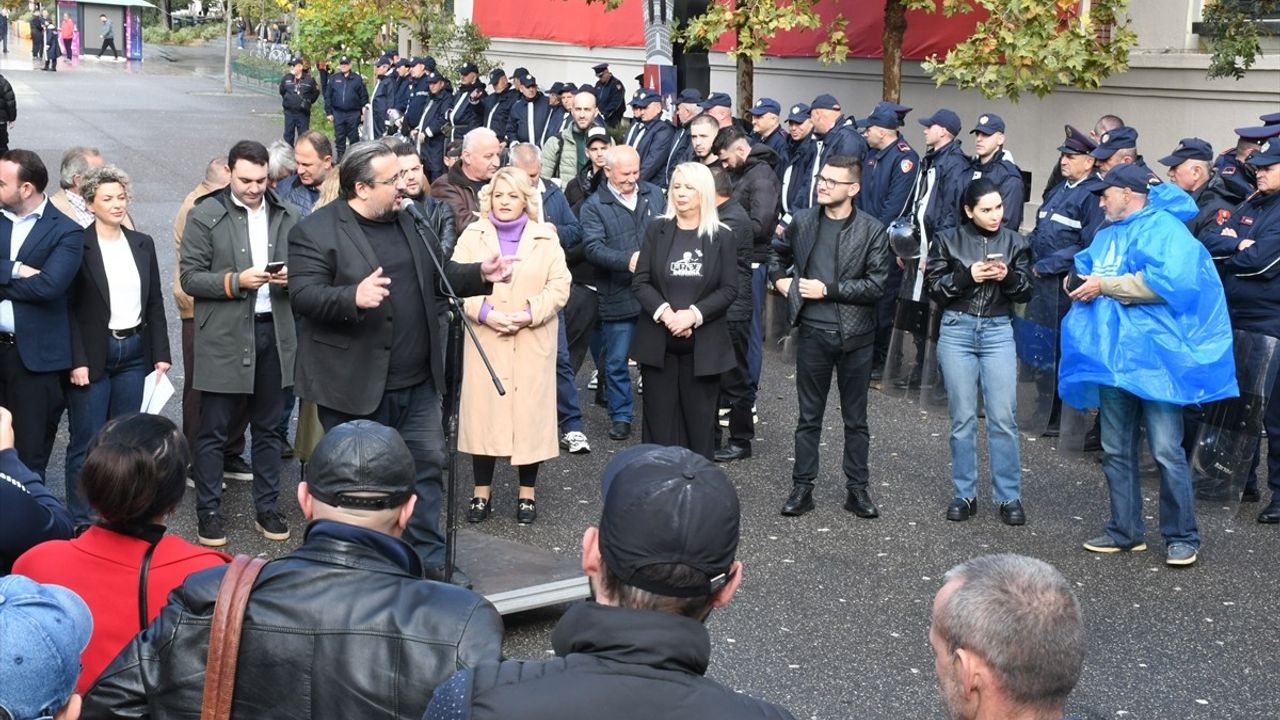 Tiran'da Belediye Başkanı Veliaj'a İstifa Çağrısı Devam Ediyor