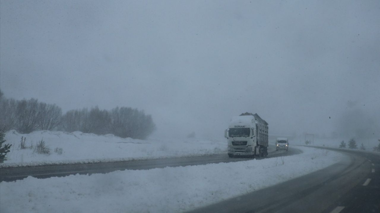 Tokat-Sivas Yolunda Kar Yağışı Nedeniyle Trafik Sıkışıklığı