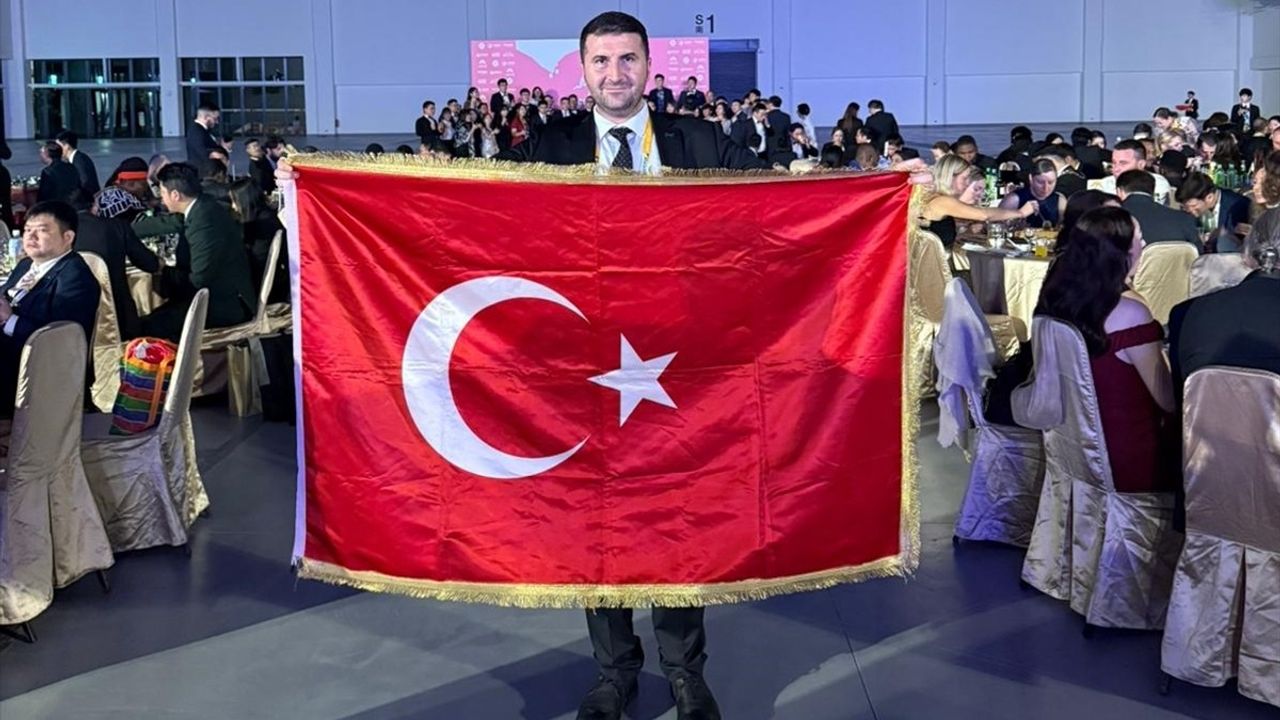 Türk Akademisyenin Global Başarısı ve Şehitlere Saygı Duruşu