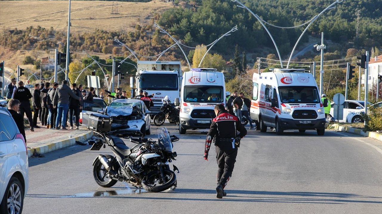 Uşak'ta Trafik Kazası: 4 Yaralı, 2'si Polis