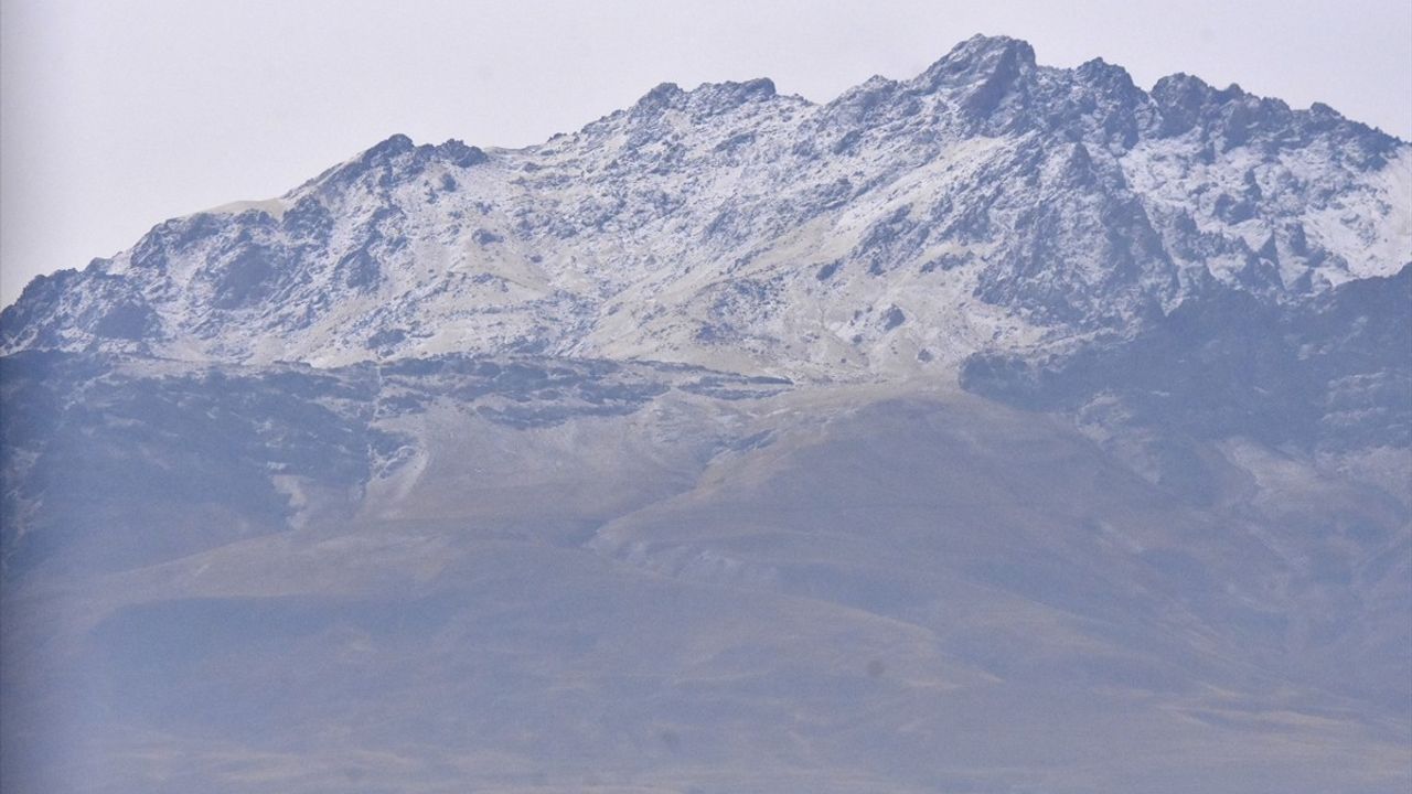 Van ve Hakkari'de Kar ve Sis Etkisini Gösterdi
