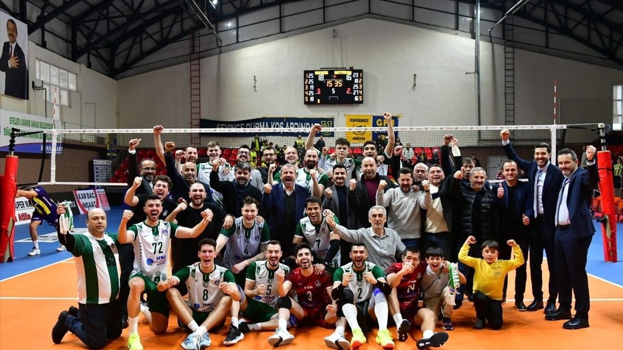 Voleybolda Heyecan Dolu Karşılaşma: Kuşgöz İzmir Vinç Akkuş Belediyespor Fenerbahçe Medicana'yı Geride Bıraktı