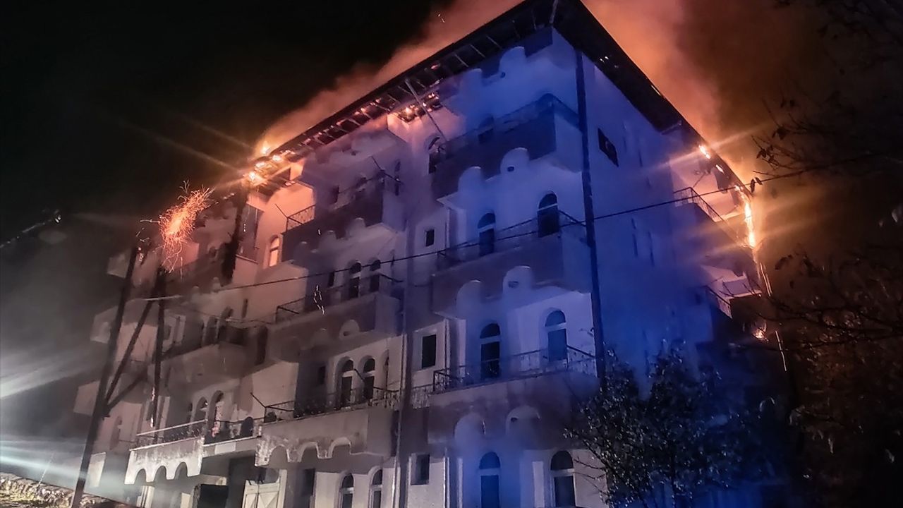 Yozgat'ta Apartmanda Çatı Yangını Kontrol Altına Alındı