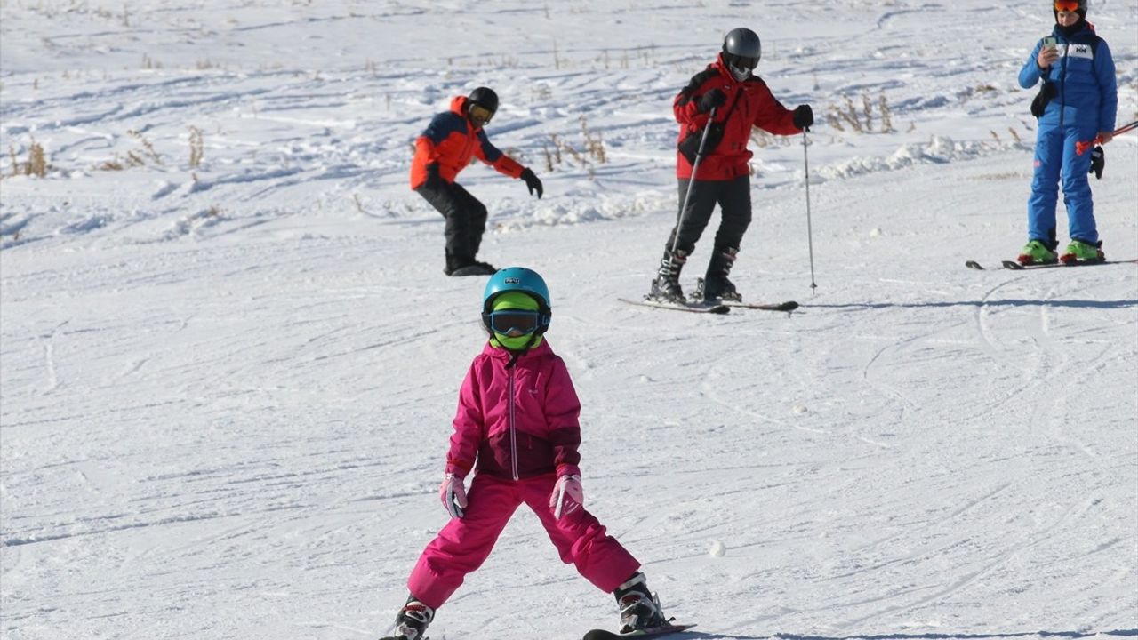 Erciyes Kış Sporları Merkezi Kayakseverlerle Dolu