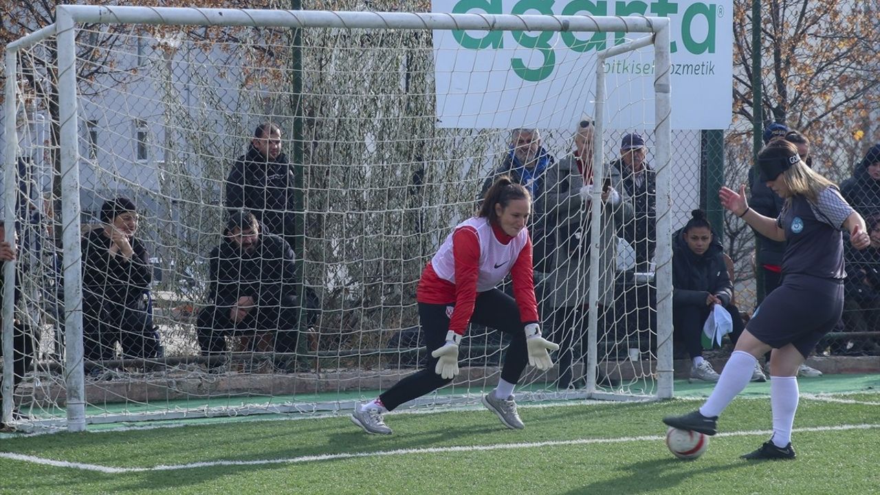 Farkındalık Maçı: Gözleri Bağlı Futbolcular Engellilerle Top Koşturdu