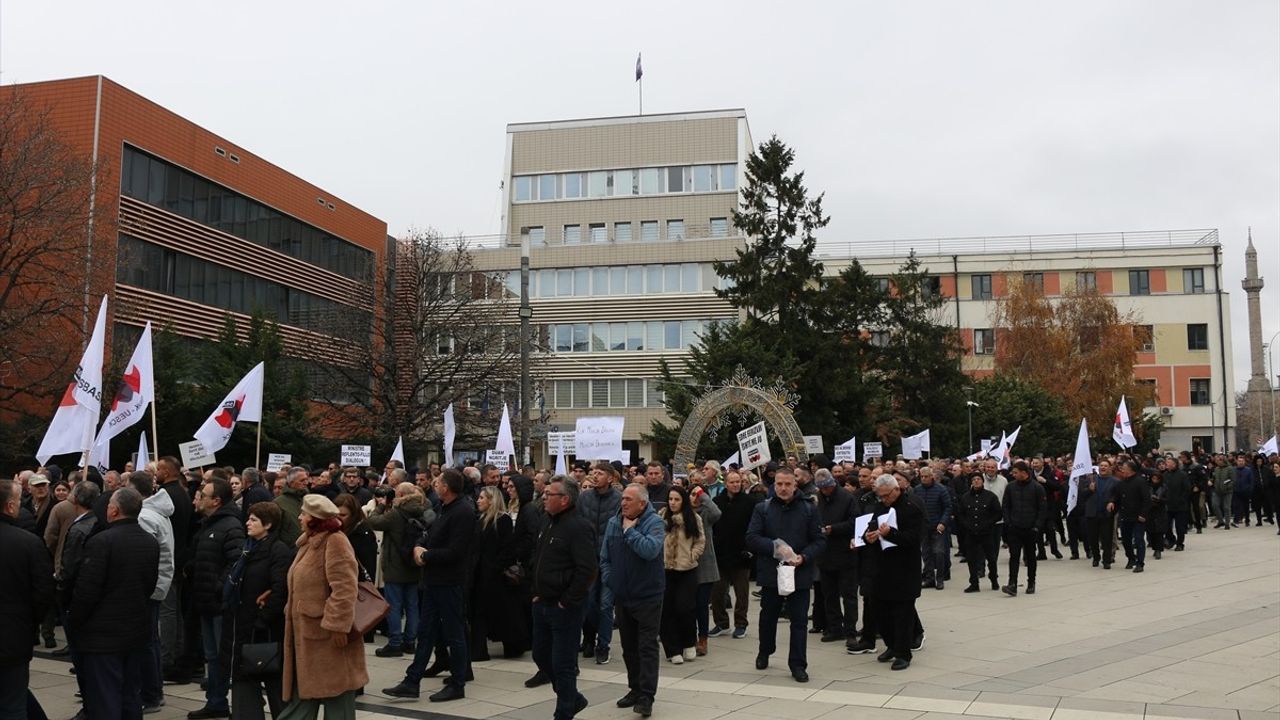 Kosova'da Öğretmenlerden Maaş Artışı İçin Yürüyüş