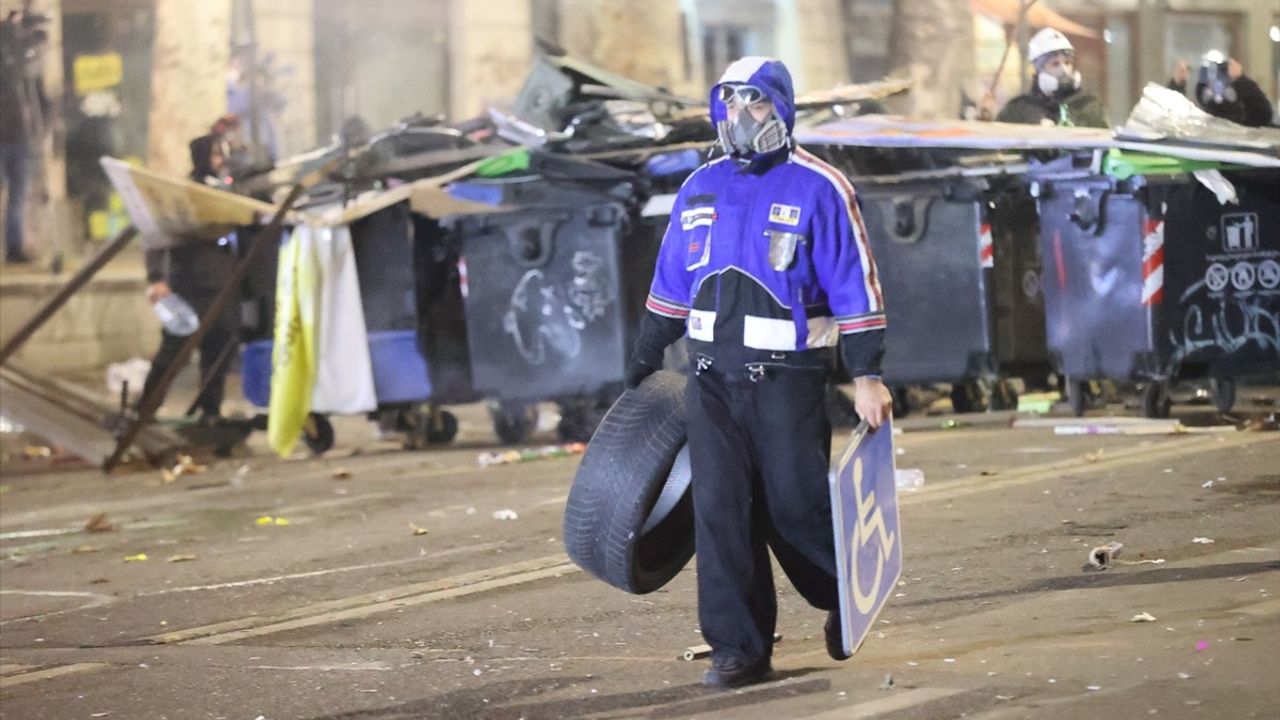 Tiflis'te Şiddetli Gösterilere Polis Müdahalesi