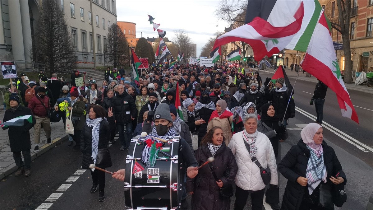 İsveç'in başkenti Stockholm'de yüzlerce gösterici, İsrail'in Gazze, Lübnan ve İran'a yönelik...